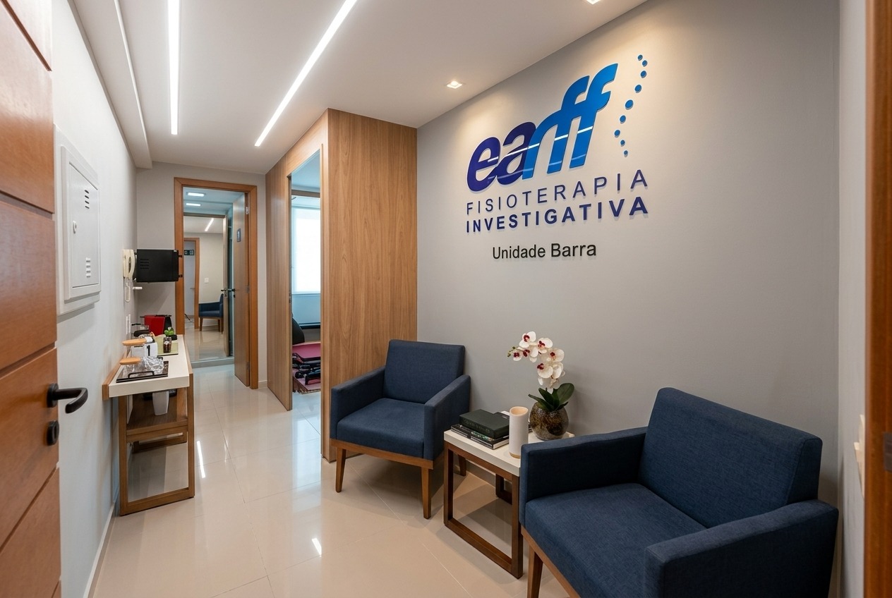 Corredor de recepção da unidade EARFF Fisioterapia Investigativa Barra da Tijuca, parede cinza com logo azul da marca e texto Unidade Barra, poltronas estofadas azul-marinho, mesa de centro com orquídeas branca, piso porcelanato claro, portas de madeira, iluminação de LED embutida no teto, ambiente clean e moderno, fotografia arquitetônica realista